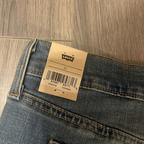 Levi’s mid length shorts size 32 - Picture 4 of 4